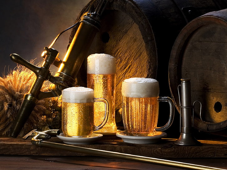 Mehrere Bierkrüge, Schaum, Bier, Fässer, HD-Hintergrundbild