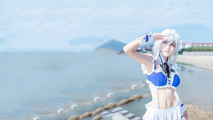 traje de cosplay azul y blanco para mujer, Izayoi Sakuya, Touhou, bikini, bikinis azules, playa, mar, cabello plateado, ojos azules, cosplay, Fondo de pantalla HD