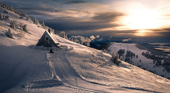 inverno, natura, paesaggio, berretti di neve, montagne, capanna, alberi, pini, tramonto, Sfondo HD HD wallpaper