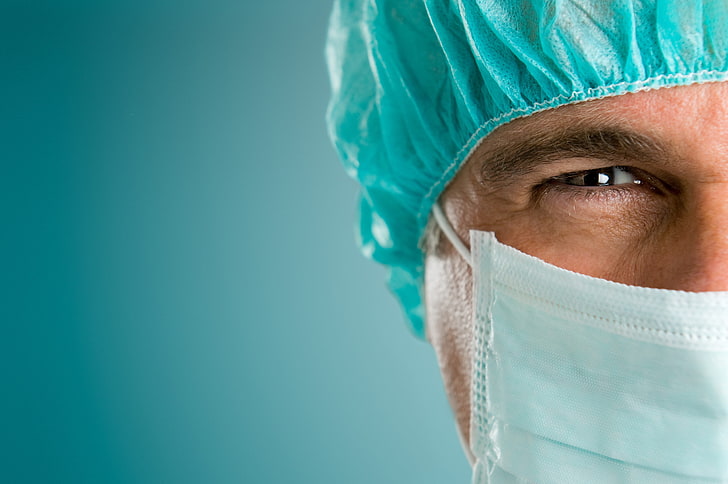 uomo con maschera monouso, chirurgo, viso, medicazione, sfondo blu, Sfondo HD
