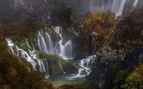водопади и гора, природа, фотография, пейзаж, водопад, планини, гора, дървета, есен, Национален парк Плитвички, Хърватия, HD тапет HD wallpaper