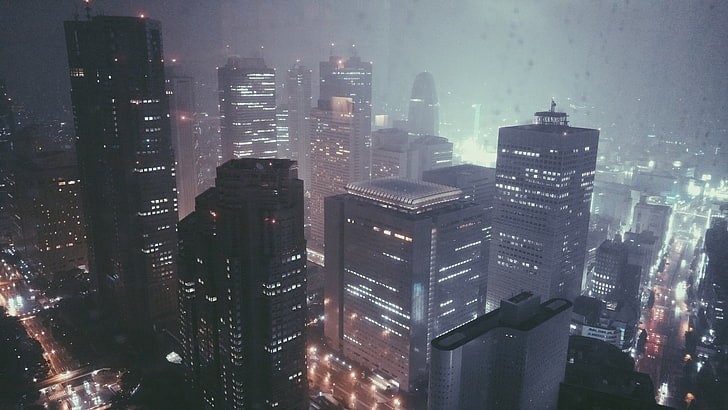 fond d'écran de bâtiment gris, ville, pluie, gratte-ciel, Fond d'écran HD
