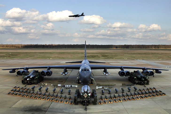 黒い飛行機、飛行機、爆弾、爆撃機、ボーイングB-52ストラトフォートレス、航空機、軍用機、車両、武器、 HDデスクトップの壁紙