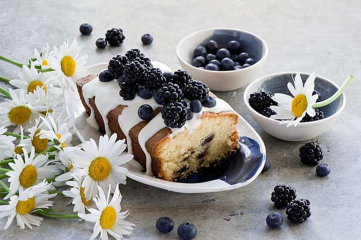 bread with blue berries on top, cupcake, dessert, berries, blackberries, blueberries, HD wallpaper