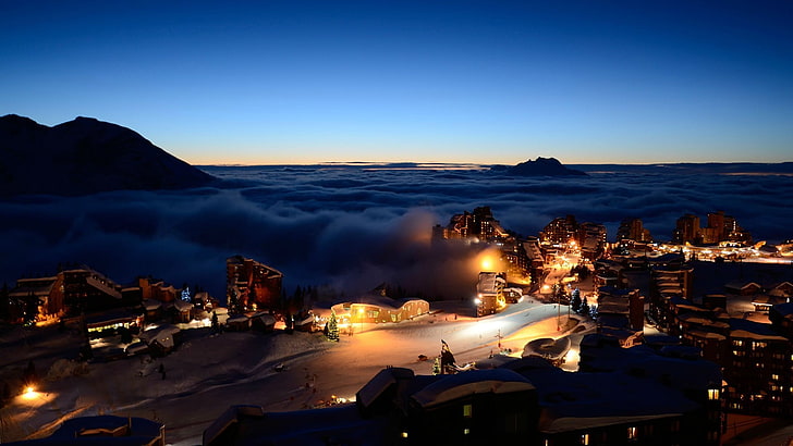 nubes blancas, Alpes, nublado, montañas, nubes, pueblo, estación de esquí, Fondo de pantalla HD