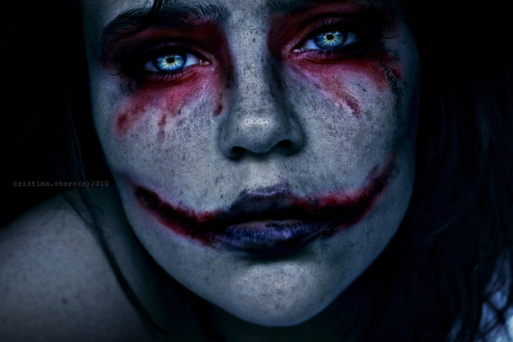 Frau mit durcheinander Make-up zeigt Gesicht, Joker, Cristina Otero, Selbstporträts, HD-Hintergrundbild