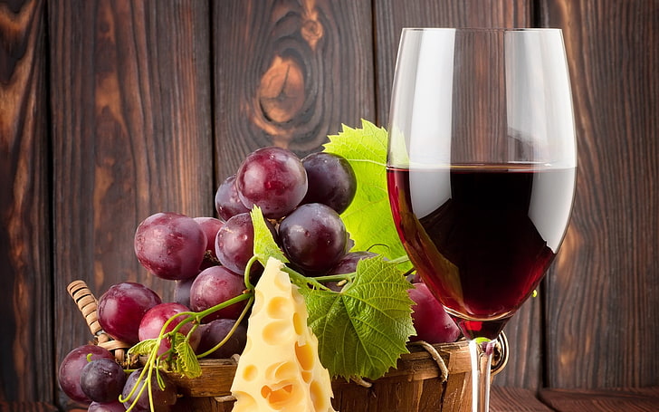 ブドウ、ワイン、ブドウ、チーズ、アルコール、食品の横にあるワイングラス、 HDデスクトップの壁紙