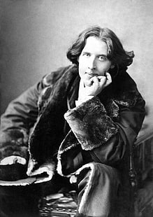 gri tonlamalı fotoğraf siyah takım elbiseli adam, erkek, Oscar Wilde, yazarlar, tek renkli, vintage, gülen, kürk mantolar, oturma, HD masaüstü duvar kağıdı HD wallpaper