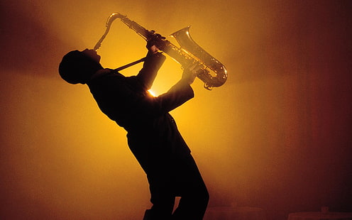Saxofon musikinstrument Man, mässingsfärgat blåsinstrument, musik,, instrument, saxofon, HD tapet HD wallpaper