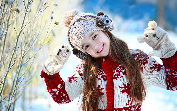 Хубаво усмихнато момиче, сиви наушници за момиче, бебе, сладко момиче, сняг, HD тапет