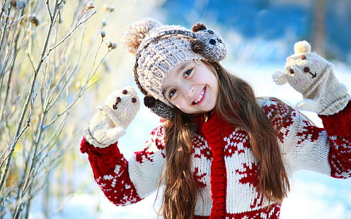 Хубаво усмихнато момиче, сиви наушници за момиче, бебе, сладко момиче, сняг, HD тапет HD wallpaper