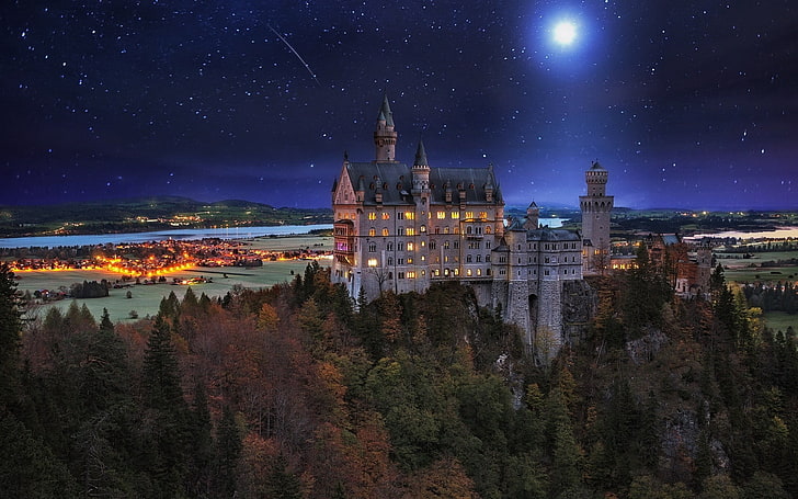 château pendant la nuit, château gris pendant la nuit, paysage, nature, château de Neuschwanstein, Allemagne, nuit étoilée, lune, vallée, arbres, lumières, architecture, village, palais, automne, Fond d'écran HD