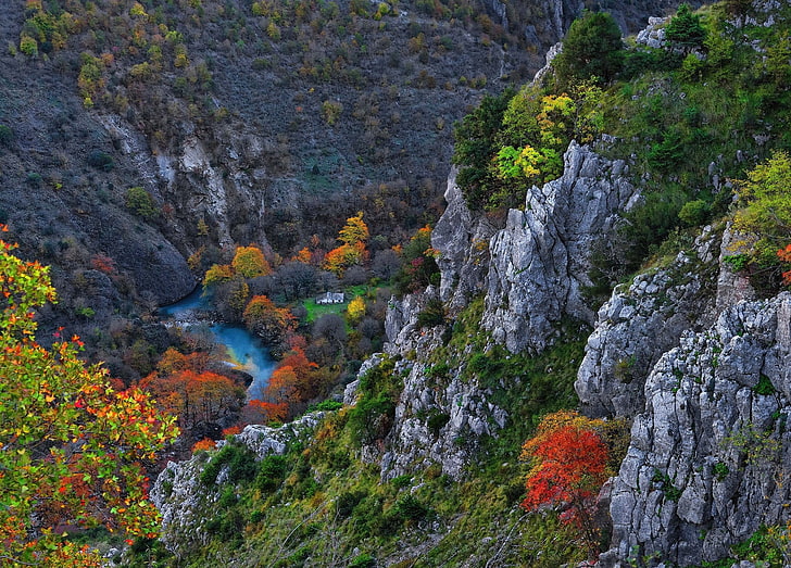 Grüner Berg, Luftaufnahmen von Berg, Schlucht, Fluss, Herbst, Berge, Canyon, Klippe, Bäume, Natur, Landschaft, HD-Hintergrundbild