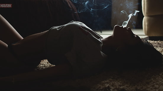 بلوزة رمادية نسائية ، فتاة ، وقفة ، عارضة أزياء ، دخان ، جسم ، امرأة سمراء ، وشم ، يوجين ، مافري، خلفية HD HD wallpaper