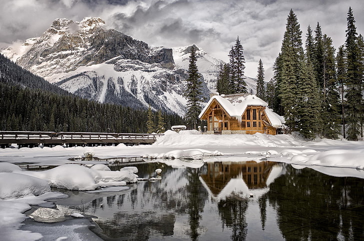 茶色の小屋、自然、風景、山、雪、水、雲、木、ブリティッシュコロンビア、カナダ、冬、湖、森、氷、家、反射、 HDデスクトップの壁紙