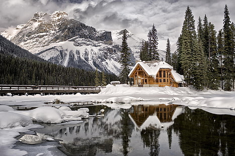茶色の小屋、自然、風景、山、雪、水、雲、木、ブリティッシュコロンビア、カナダ、冬、湖、森、氷、家、反射、 HDデスクトップの壁紙 HD wallpaper