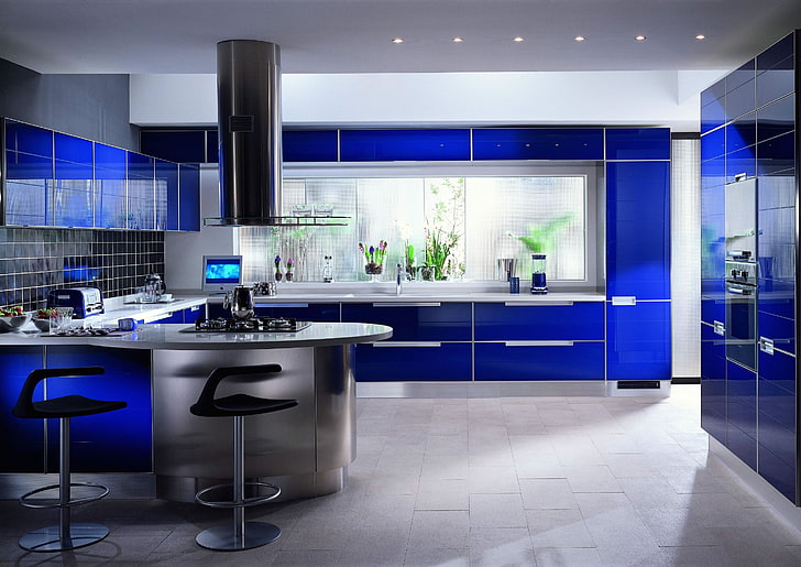 синий стеклянный шкаф, серая и синяя кухонная зона с двумя барными стульями, кухня, интерьер, дизайн интерьера, HD обои