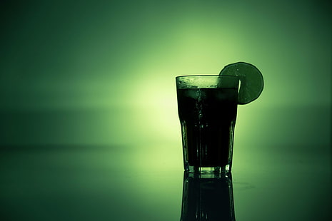 алкоголь, алкоголик, подсветка, напиток, коктейль, бокал для коктейля, напиток, стакан, зеленый, сок, лимон, лайм, отражение, HD обои HD wallpaper