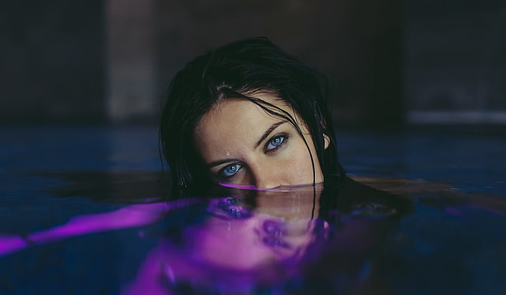 rosto de mulher, mulheres, morena, olhos azuis, molhado, cabelos molhados, água, rosto, Aurela Skandaj, olhando para o espectador, reflexão, fotografia, adolescente, piscina, olhos, HD papel de parede