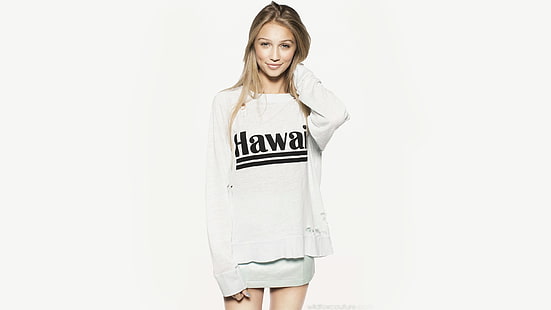 女性の白いセーター、黒と白のハワイのクルーネック長袖シャツを着ている女性、カイリン・ルッソ、女性、金髪、白いトップス、スカート、白、モデル、白い背景、笑顔、 HDデスクトップの壁紙 HD wallpaper