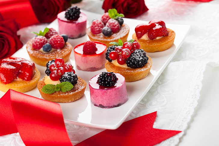 dessert lot, berries, raspberry, blueberries, strawberry, cake, dessert, currants, cakes, sweet, HD wallpaper