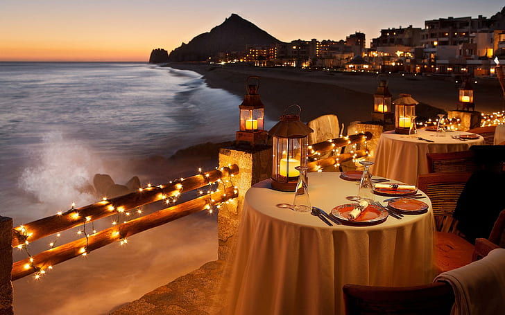 Плажна вечеря на свещи, бяла кърпа за маса; кафяв камък и много фенерчета за свещи, плаж, природа, свещи, вечеря, HD тапет