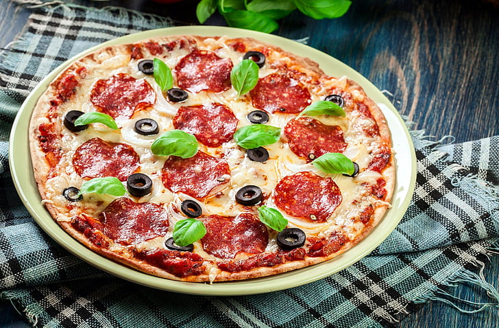 Lebensmittel, Pizza, Salami, Oliven, Basilikum, Mozzarella, Holzoberfläche, HD-Hintergrundbild