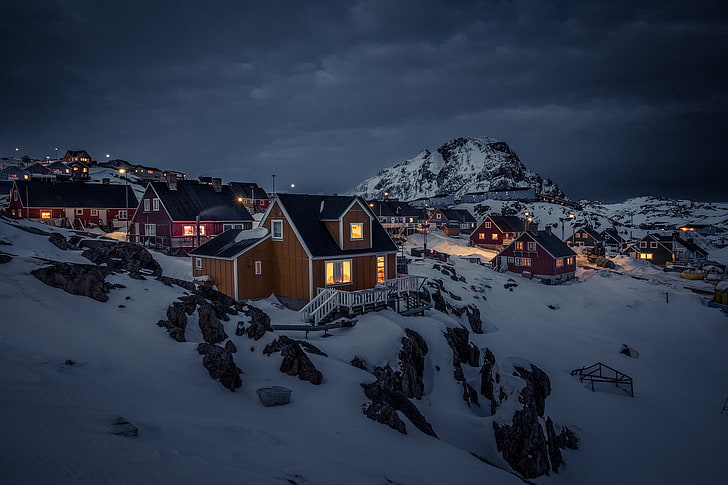 бело-коричневый дом, гренландия, ночь, дом, пейзаж, огни, город, снег, пасмурно, горы, темно, HD обои
