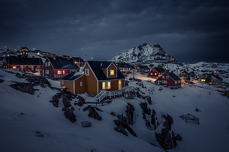 бело-коричневый дом, гренландия, ночь, дом, пейзаж, огни, город, снег, пасмурно, горы, темно, HD обои HD wallpaper