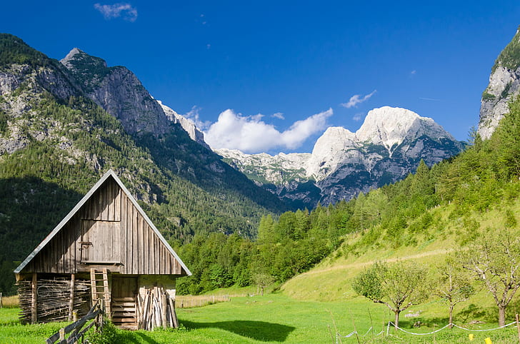 дървена къща в близост до планинска страна през деня, Словения, Словения, Словения, долината Трента, дървена, къща, планина, през деня, зелено пътуване, слънце, небесно синьо, природа, европейски Алпи, пейзаж, на открито, живопис, лято, HD тапет