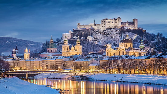 budynek z szarego betonu, architektura, zamek, starożytne, wieża, Austria, Salzburg, zima, śnieg, rzeka, drzewa, wzgórza, chmury, wieczór, odbicie, światła, katedra, budynek, kościół, most, las, Tapety HD HD wallpaper