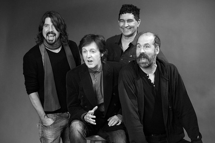 chaqueta de traje negro para hombres, hombres, músico, estrellas de rock, Paul McCartney, Dave Grohl, Krist Novoselic, Pat Smear, sonriendo, The Beatles, Nirvana, leyendas, monocromo, fondo simple, Fondo de pantalla HD