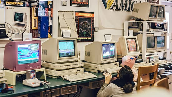  computer, video games, CRT, technology, console, children, women, Amiga, vintage, HD wallpaper HD wallpaper