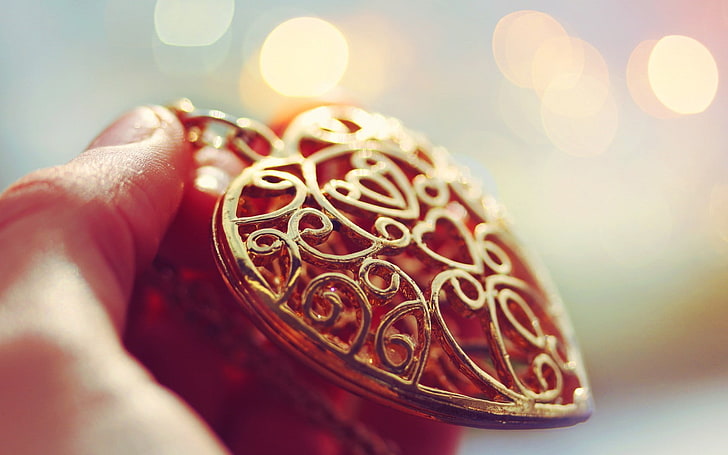 Девушка Hand Heart, золотое сердце, медальон с подвеской, Любовь, сердце, девушка, HD обои