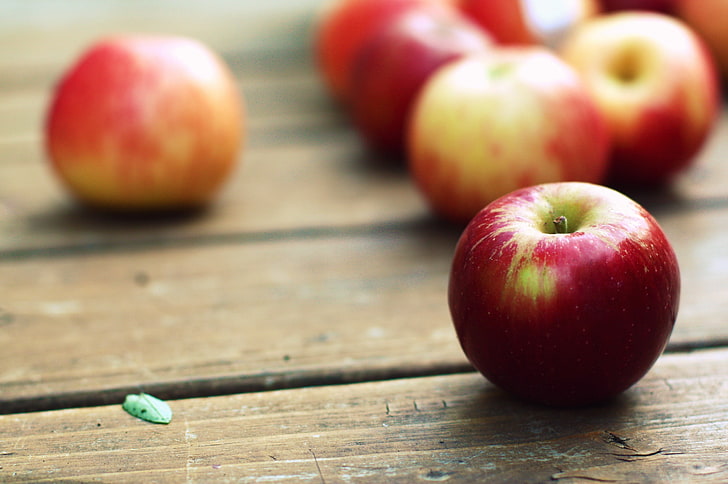 красное яблоко, зеленый, фон, дерево, красный, широкоформатные, обои, яблоки, доска, яблоко, еда, фрукты, лист, сочные, полноэкранные, HD обои, полноэкранные, HD обои