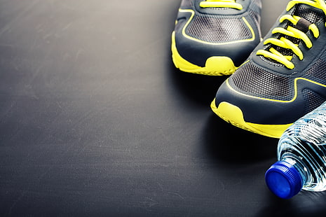 чифт сиво-жълти маратонки, обувки, спорт, чехли, минерална вода, HD тапет HD wallpaper