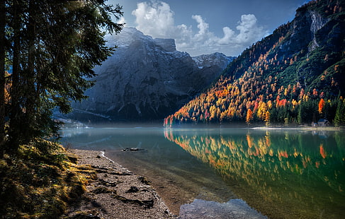 водно тяло между планини, пейзаж, природа, Италия, дървета, гора, езеро, отражение, планини, облаци, HD тапет HD wallpaper