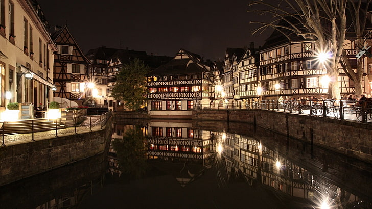 rzeka między budynkami komercyjnymi, pejzaż miejski, miasto, budynek, światła, Strasburg, Tapety HD