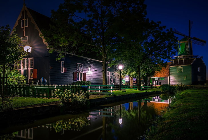 синий и белый деревянный дом возле водоема, природа, пейзаж, фотография, сад, дом, ветряная мельница, канал, отражение, деревья, огни, забор, ночь, Нидерланды, HD обои