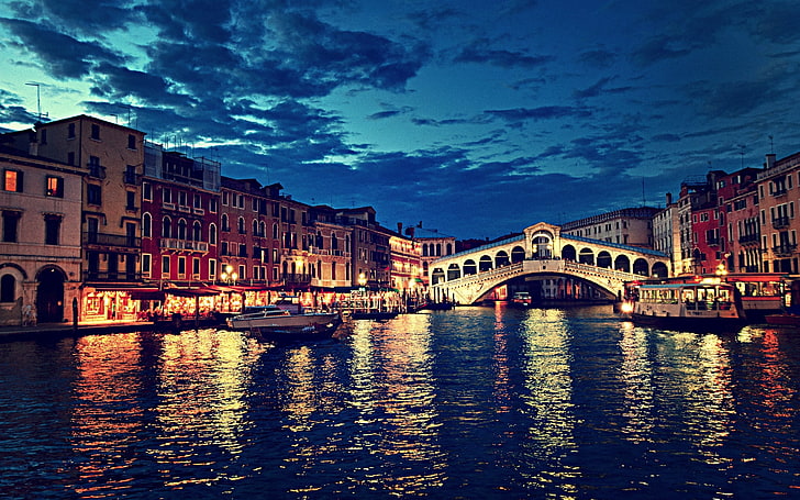 القناة الكبرى ، البندقية الإيطالية ، جسر ريالتو ، إيطاليا ، الليل ، النهر ، المبنى، خلفية HD