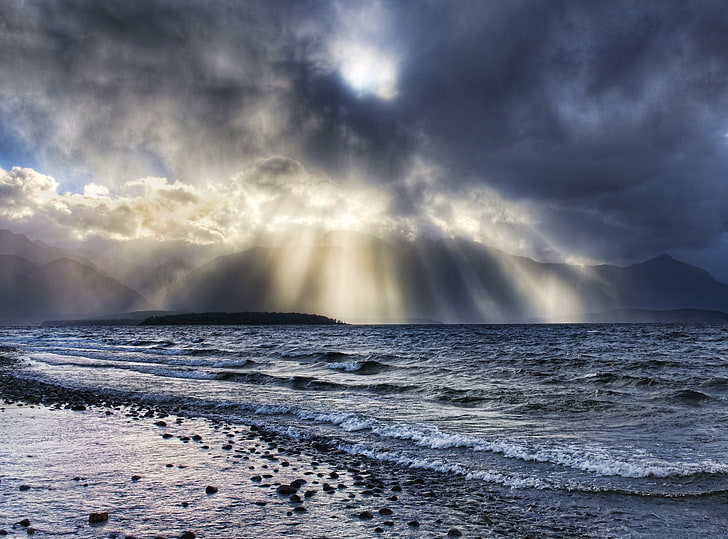 クレプスキュラー光線オーバー海、太陽光線と灰色の雲、自然、ビーチ、光線、オーバー、クレパスキュラー、 HDデスクトップの壁紙