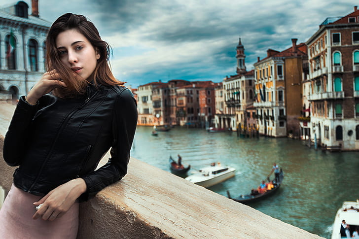 Серена Немера, Луиджи Малането, Венеция, портрет, канал, лодка, вода, облаци, черни якета, гледане на зрителя, брюнетка, замъглен фон, кожени якета, жени, HD тапет