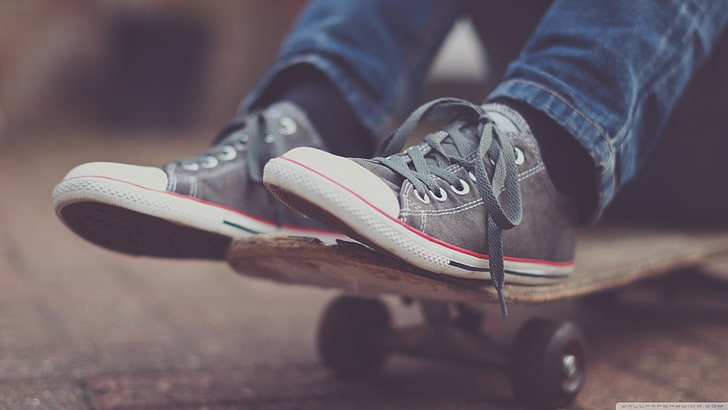 black-and-white Converse All-Star low tops, skateboard, shoes, jeans, blurred, HD wallpaper