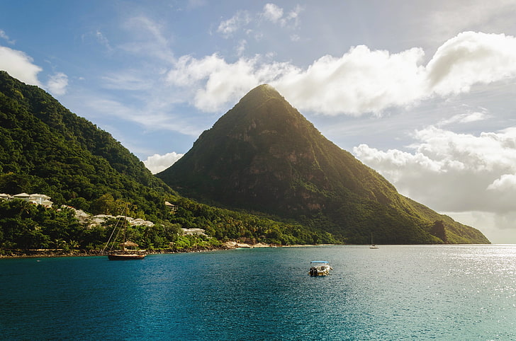 cuerpo de agua al lado de la montaña, naturaleza, montañas, mar, barco, isla, tropical, Fondo de pantalla HD