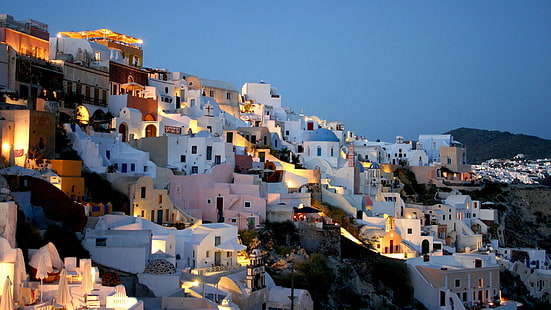 biało-brązowy betonowy budynek, Santorini, Grecja, budynek, dom, pejzaż miejski, miasto, urban, zachód słońca, wieczór, światła, Tapety HD HD wallpaper