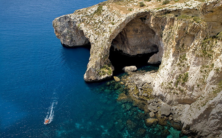 茶色の崖、海、崖、洞窟、島、マルタ、水、ボート、青、海岸、ビーチ、自然、風景、 HDデスクトップの壁紙