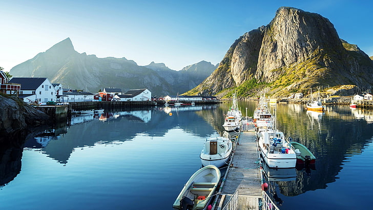 bergslandskap, marinor, norge, nordland, lofoten, reine, glacial landform, hamn, turism, by, reflektion, himmel, båt, vår, sjö, motorbåt, berg, fjord, europa, natur, HD tapet