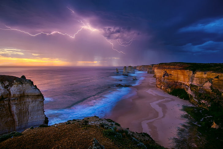берег пляжа, молния и облака во время заката, природа, пейзаж, пляж, шторм, утес, Австралия, двенадцать апостолов, HD обои
