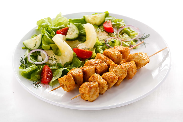 Fleischspieße und Salat, Kebabs, Salat, Teller, HD-Hintergrundbild