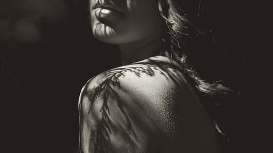 женское плечо, женщины, монохромный, голые плечи, тень, брюнетка, лицо, HD обои HD wallpaper